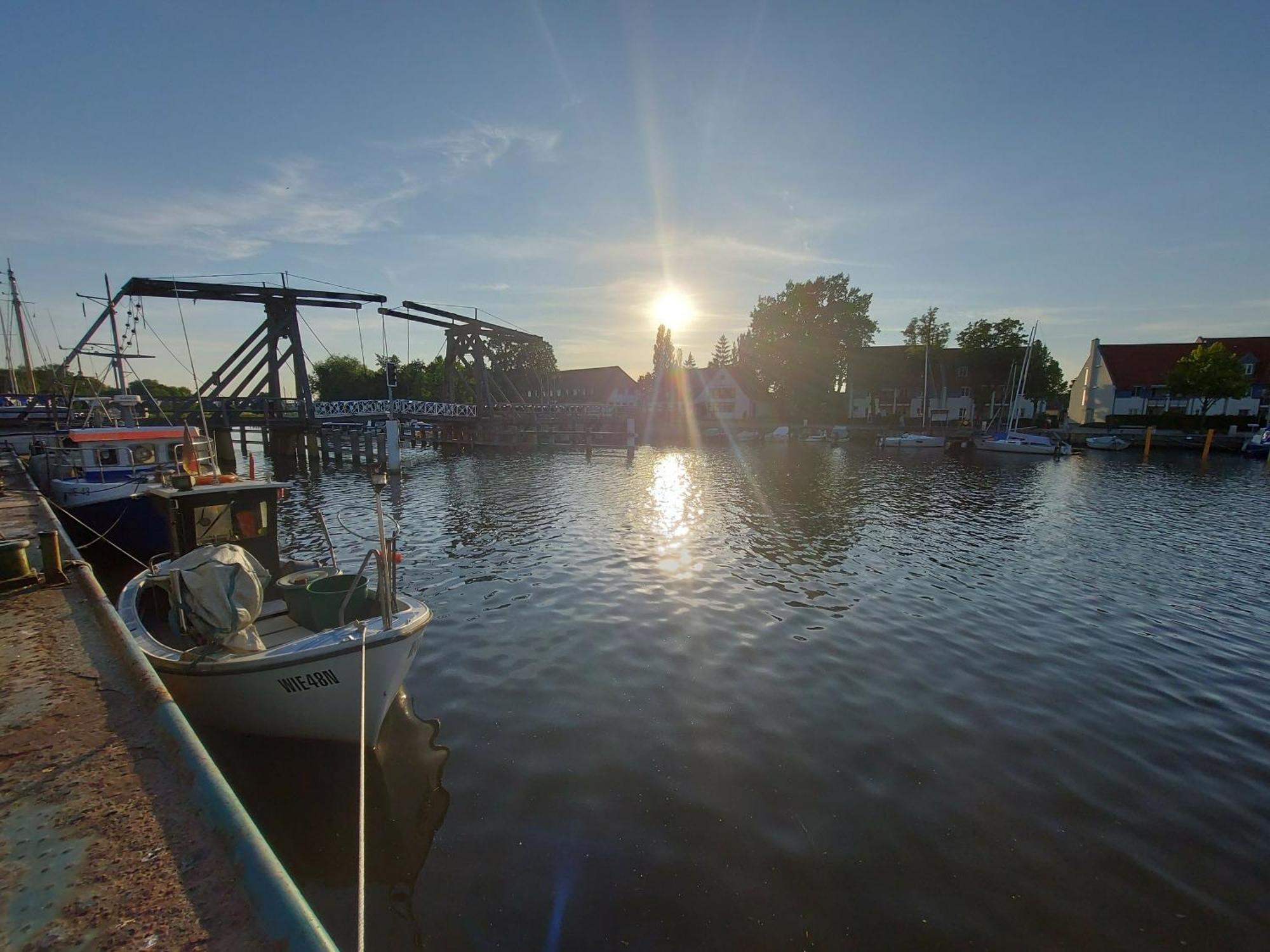 Hochwertige Ferienwohnung Direkt Am Wasser Mit Balkon Greifswald Exteriör bild