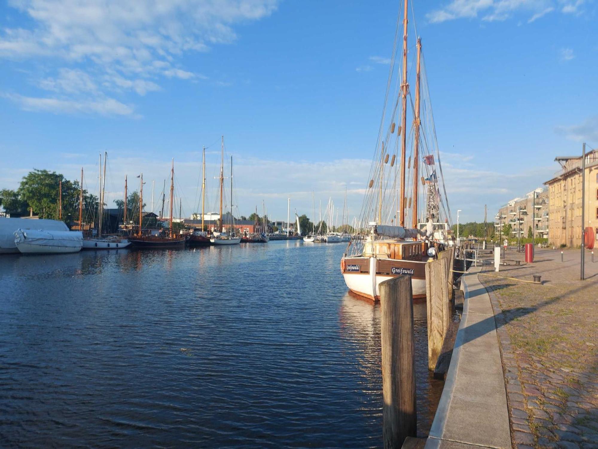 Hochwertige Ferienwohnung Direkt Am Wasser Mit Balkon Greifswald Exteriör bild